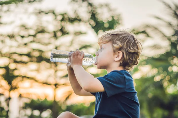 Πόσιμο καθαρό, φρέσκο νερό στη φύση κατά το ηλιοβασίλεμα το παιδί — Φωτογραφία Αρχείου