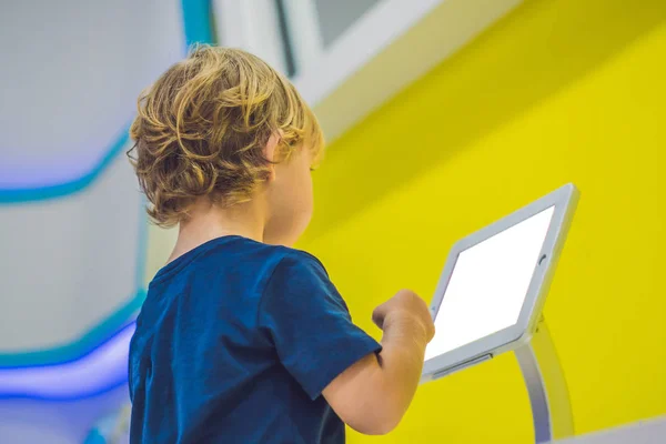 Chlapec s digitálním tabletu. Děti a technika koncepce — Stock fotografie