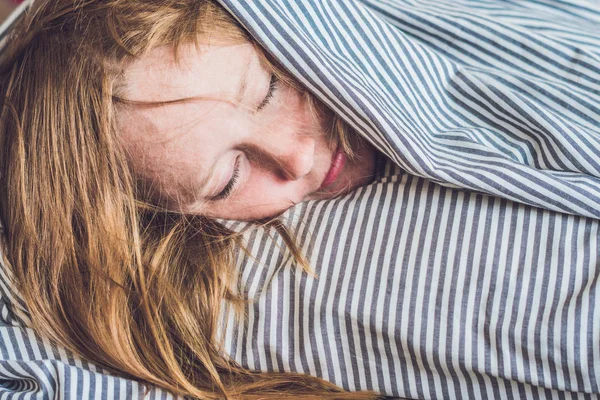 Hermosa joven acostada en la cama y durmiendo. No duerma lo suficiente. —  Fotos de Stock