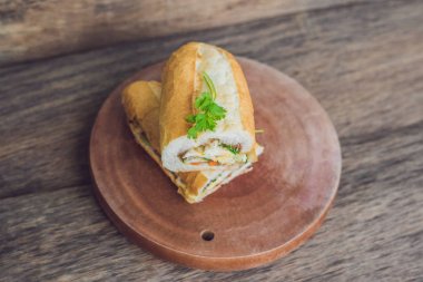 Lezzetli Vietnam Bahn Mi sandviç ahşap arka plan üzerinde