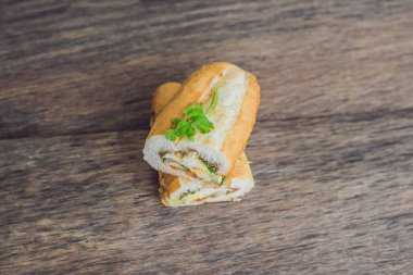 Lezzetli Vietnam Bahn Mi sandviç ahşap arka plan üzerinde