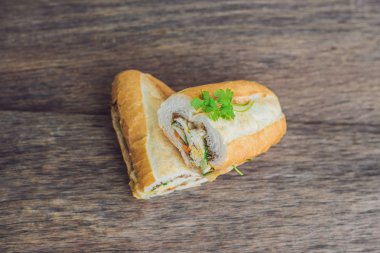 Lezzetli Vietnam Bahn Mi sandviç ahşap arka plan üzerinde