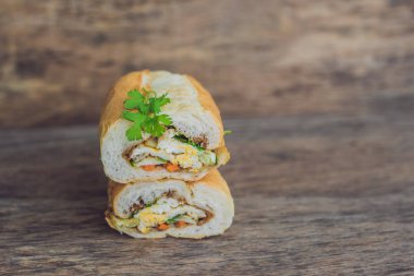 Lezzetli Vietnam Bahn Mi sandviç ahşap arka plan üzerinde