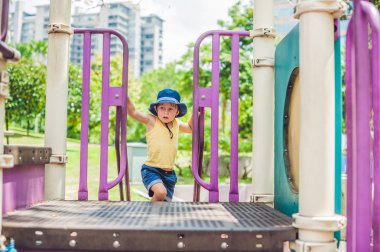 küçük çocuk çocuk parkında oynayan. 