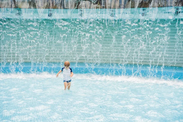 Garçon jouant dans la pataugeoire en été — Photo