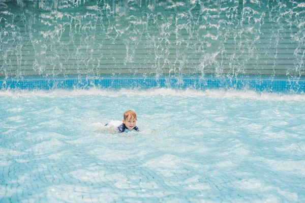 얕은 수영장에서 재생 하는 소년 — 스톡 사진