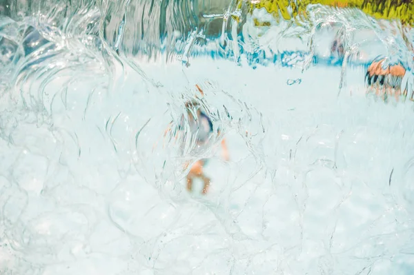 Menino brincando na piscina de remo — Fotografia de Stock