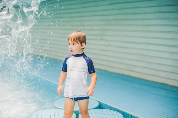 Menino brincando na piscina de remo — Fotografia de Stock