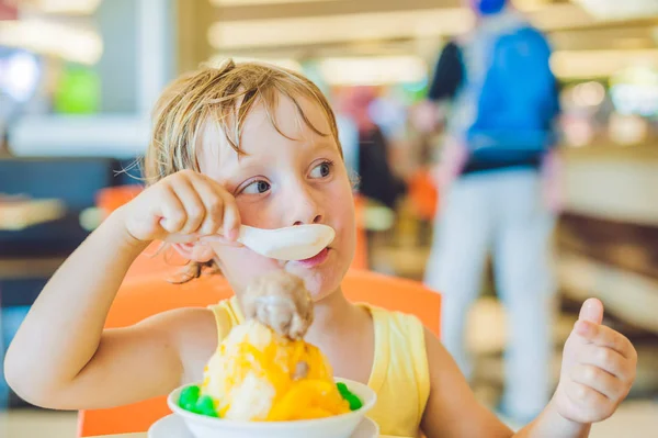 Little boy eating ice-cream — Stock Photo, Image
