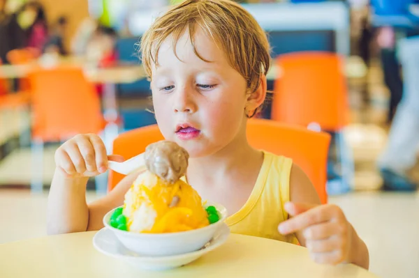 Little boy eating ice-cream — Stock Photo, Image