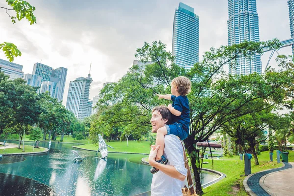 Vater und Sohn in Malaysia — Stockfoto