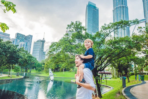 Vater und Sohn in Malaysia — Stockfoto