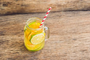 Ev yapımı fermente ham Kombucha çayı