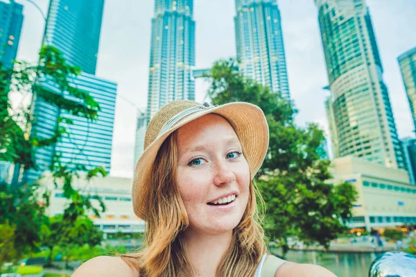 Young woman tourist making selfie — Stock Photo, Image