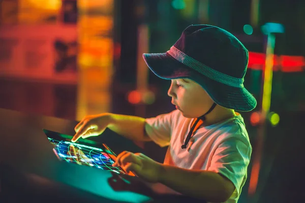 Junge sieht eine elektronische Landkarte — Stockfoto