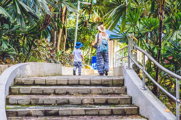 Mutter und Sohn in tropischem Park in Malaysia — Stockfoto