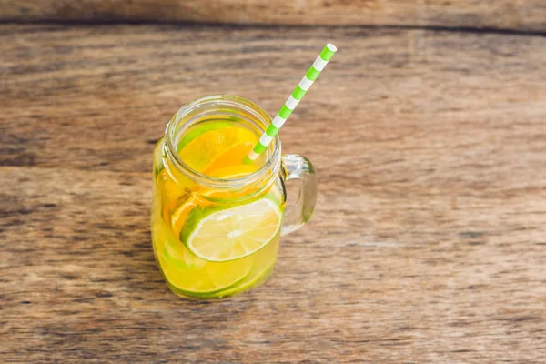 Льодовий чай зі скибочкою лимона в мулярній банці на дерев'яному сільському фоні — стокове фото