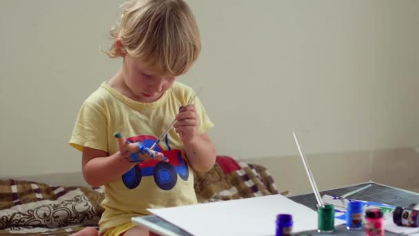 Boy playing with painting on his hands — Stock Video