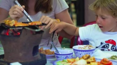 Anne ve oğlu birlikte yemek tablo türü fırın cımbız ile tavuk fileto ızgara