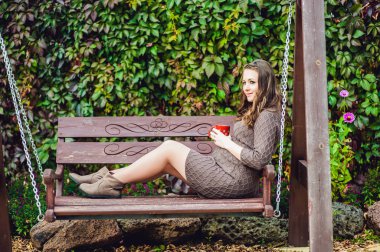 çay olan hamile kadın