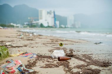 Plastik şişeler ve diğer çöp