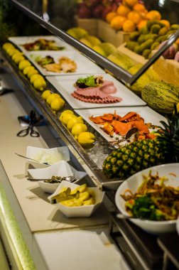 Yemekli restoran masası.