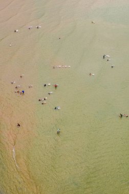 Sihirli saat altında balıkçı köyü