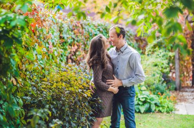  hamile genç kadın ve kocası.