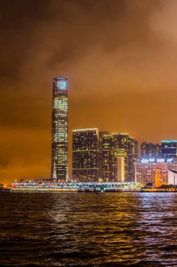 Geceleyin Hong Kong şehir manzarası