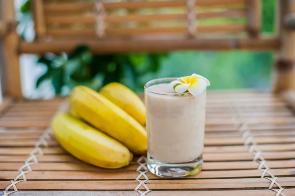 Bananowy koktajl i świeżych bananów — Zdjęcie stockowe