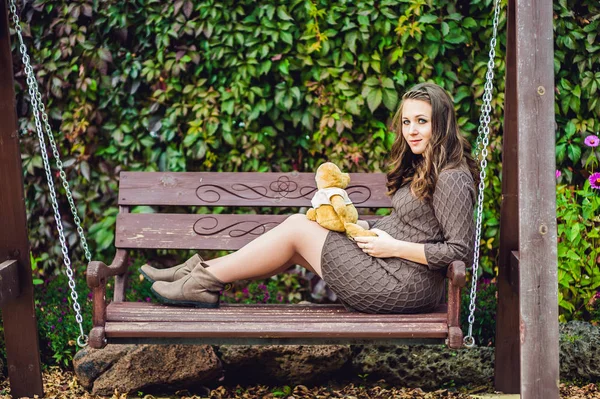 Oyuncak ayı olan hamile kadın