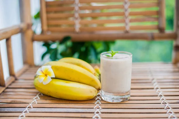 Cocktail alla banana e banane fresche — Foto Stock
