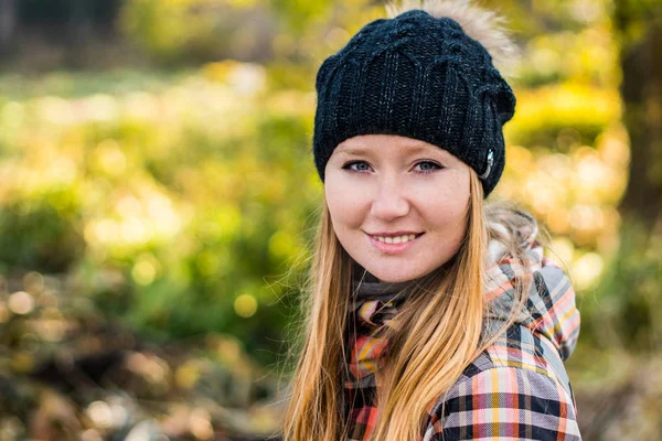 Jovem mulher no chapéu de inverno — Fotografia de Stock