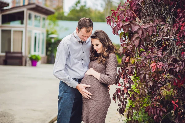임신 젊은 여자와 그녀의 남편. — 스톡 사진