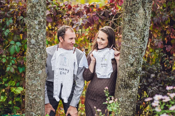 Gravid ung kvinna och hennes man. — Stockfoto