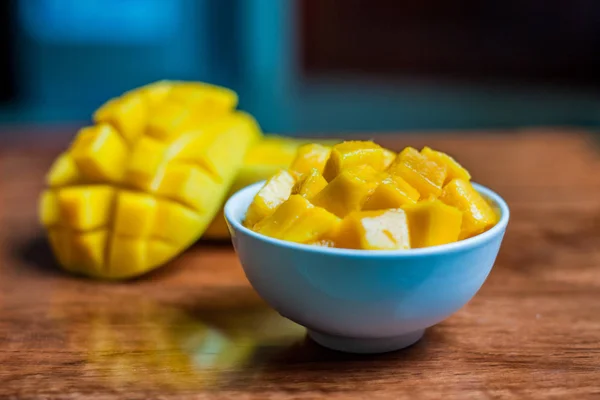 Миска здорового свіжого манго — стокове фото