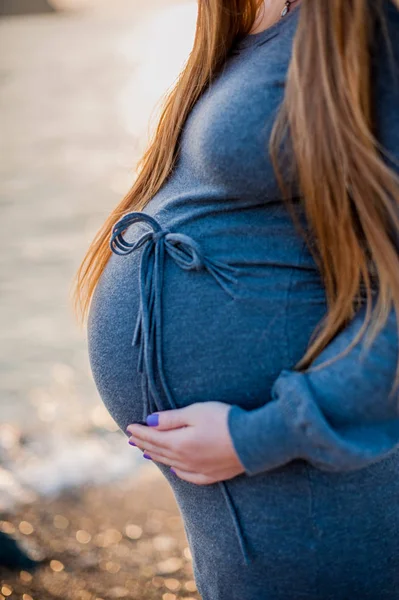 Sahilde duran hamile kadın. — Stok fotoğraf