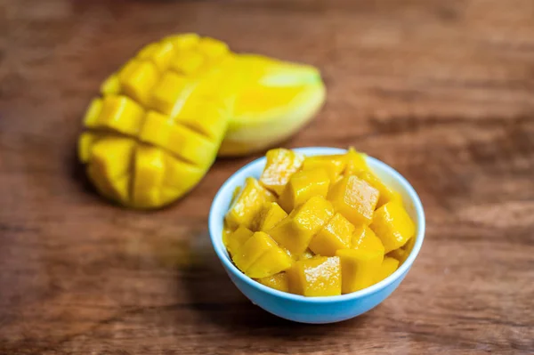 Skål med friska färsk mango — Stockfoto