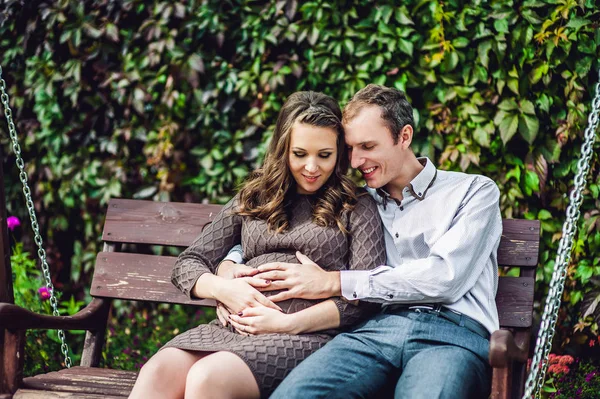 Gravid ung kvinne og mannen hennes . – stockfoto