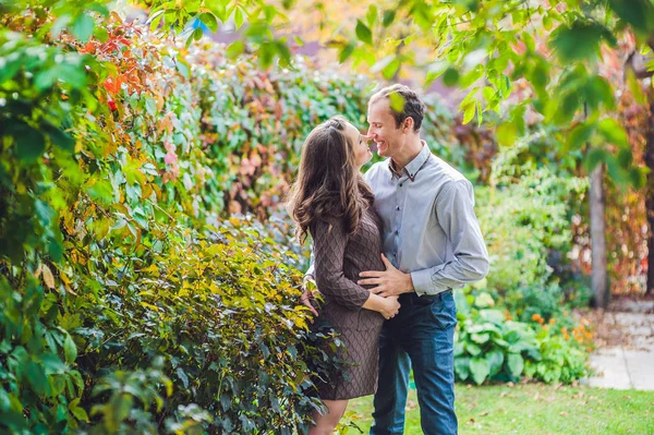 Jovem grávida e seu marido . — Fotografia de Stock