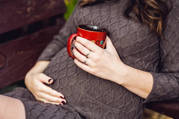 Vientre de la mujer embarazada con té — Foto de Stock