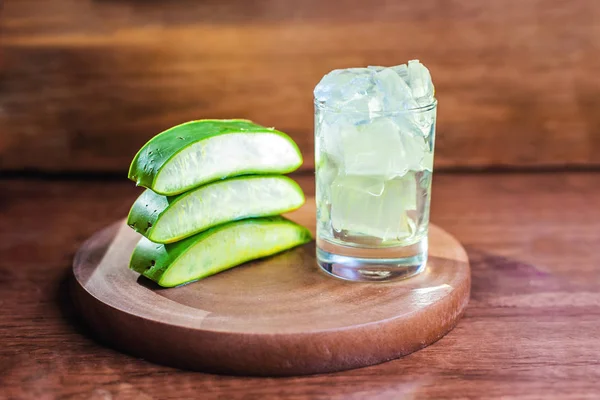 Aloe Vera Gel und Aloe Blätter — Stockfoto