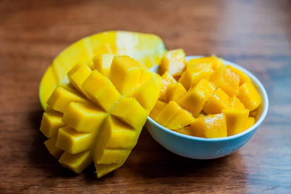 Kom van gezonde verse mango — Stockfoto