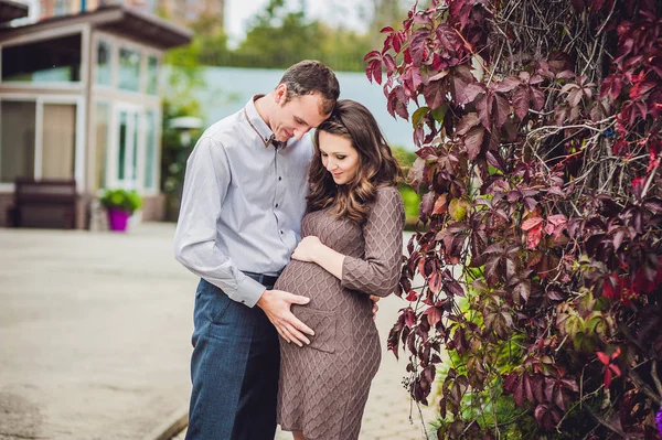 Těhotné mladá žena a její manžel. — Stock fotografie