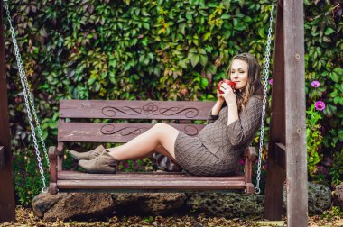 çay olan hamile kadın