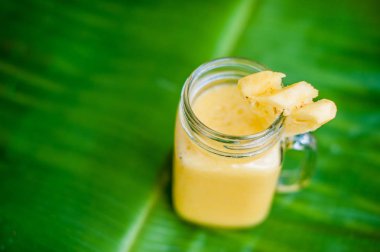 Ananas ananas bir dilim ile kokteyl