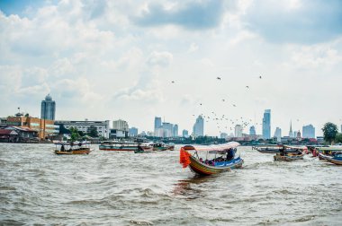 Bangkok Nehri üzerinde tekne
