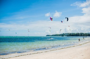 Uçurtma sörfçü Boracay üzerinde