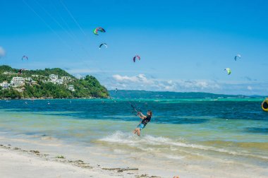 Uçurtma sörfçü Boracay üzerinde