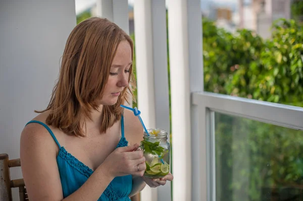 Rothaarige Frau trinkt einen Mojito — Stockfoto